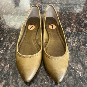 FRYE Flats, Carson Ballet Green Yellow Leather with Pointy Toe Size 7M, New.